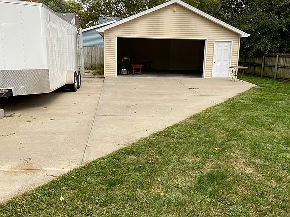 Oversized 2 car garage in back