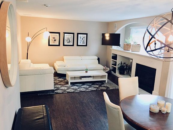 Living room w gas fireplace
