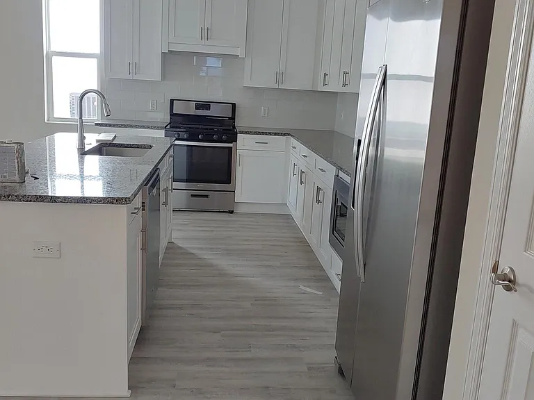 2082 Paragon Cir W — Photo 5