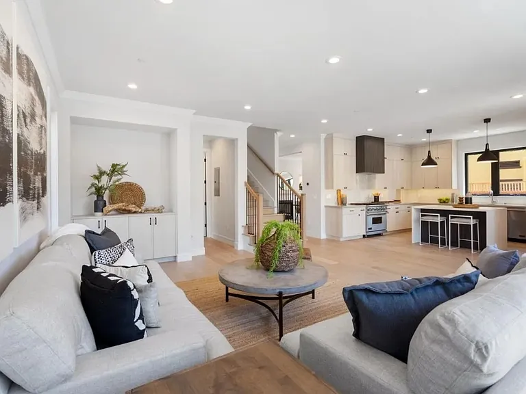358 Iris St — Photo 10