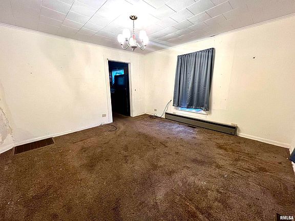 3rd image of 207 Elm St