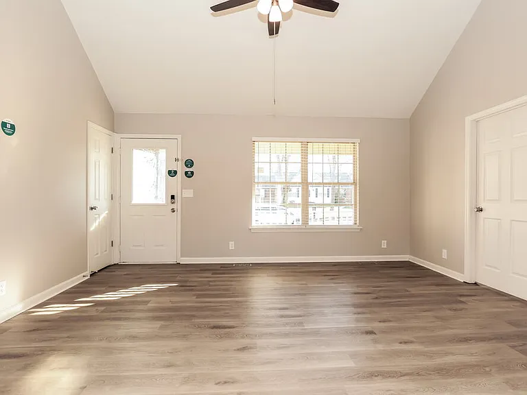 1918 Pecan Ridge Dr — Photo 3