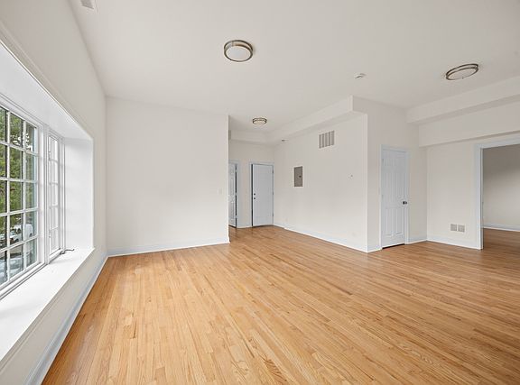 4th image of 3107 N Harding Ave #1W