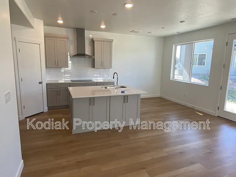 4 bed, 2.5 bath, 1916 sqft, $2,575 — Photo 4