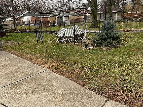 4th image of 21912 Oconnor St