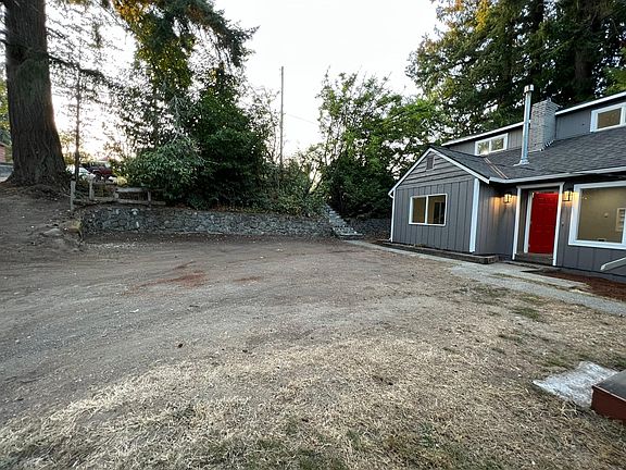 2nd image of 810 NW Hidden Meadow Way