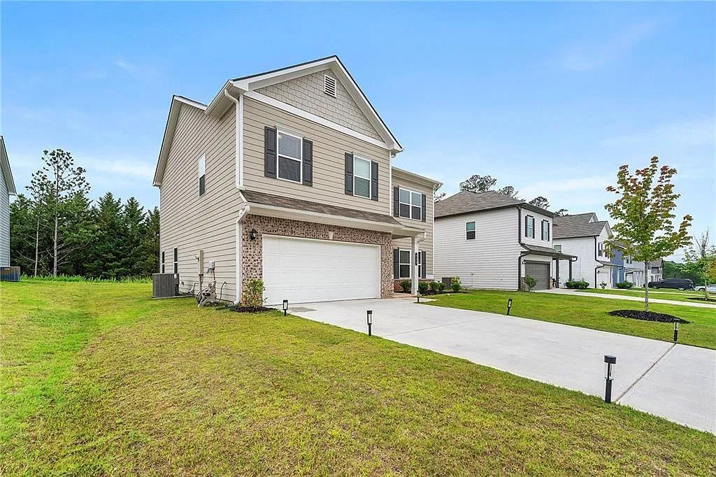 4 bed, 2.5 bath, 2404 sqft, $2,800 — Photo 2