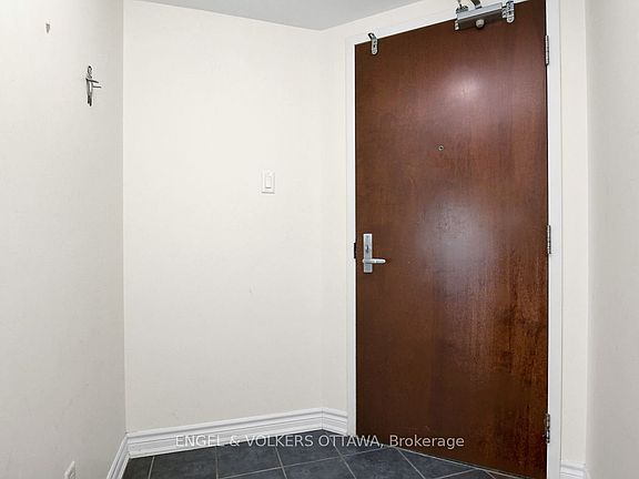 4th image of 234 Rideau St #1008