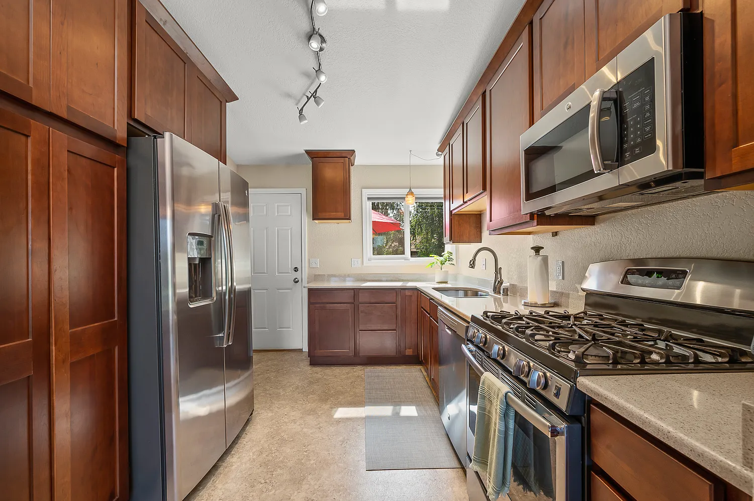 4 bed, 1890 sqft, $3,400 — Photo 3