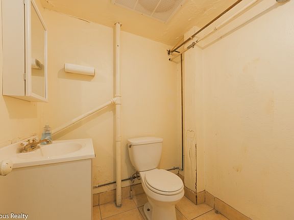 5th image of 144 E Santa Clara St