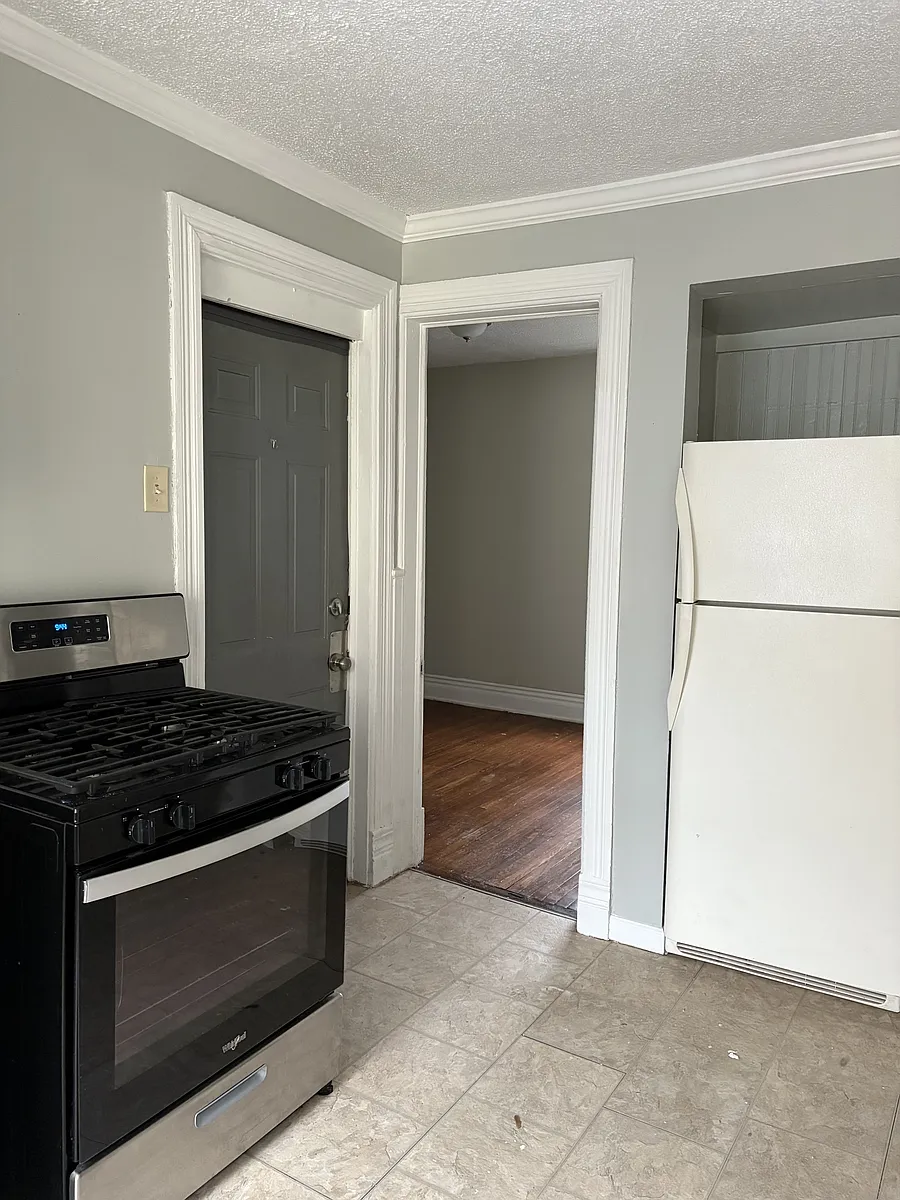 Building Photo - 130 Parkdale Ave #3