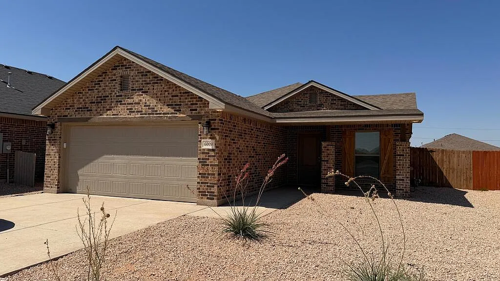 3 bed, 2.0 bath, 1400 sqft, $2,500 — Photo 1