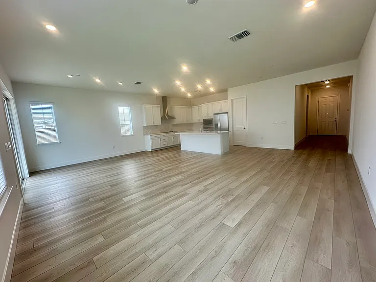 527 E Fiorino St — Photo 24
