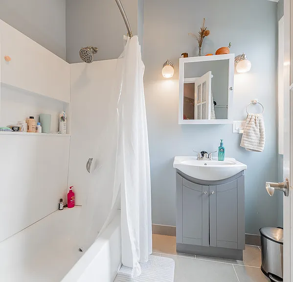 2411 W Belle Plaine Ave #2 — Photo 8