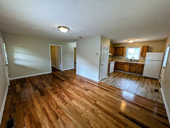 4th image of 34 Blackstone Ln