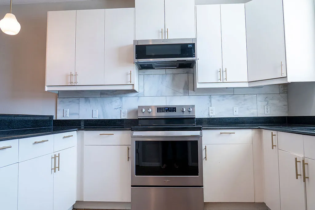 3 bed, 1.5 bath, 1916 sqft, $2,500 — Photo 3