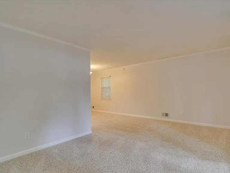 303 Meadowlake Dr — Photo 4