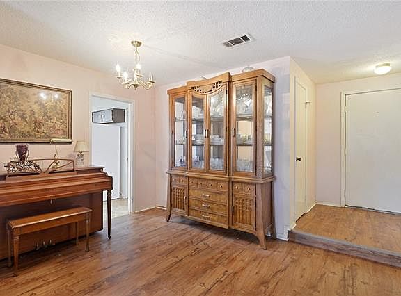 2nd image of 2413 Sunset Dr