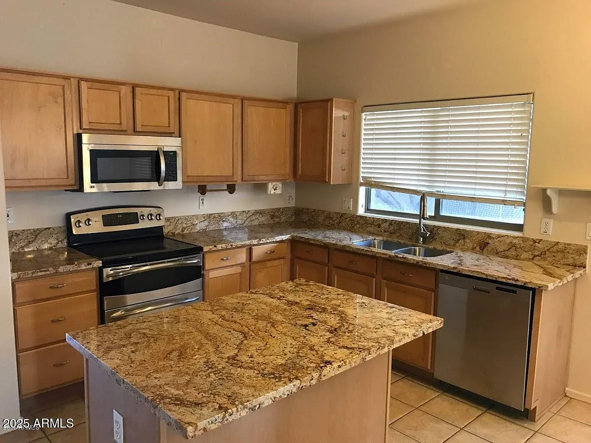 4 bed, 2142 sqft, $2,875 — Photo 3