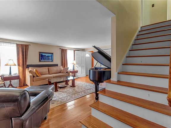 5th image of 75 Sundridge Dr