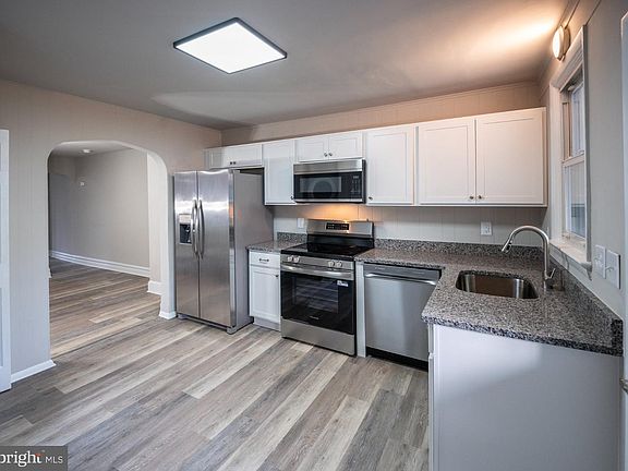 3rd image of 604 W Main St