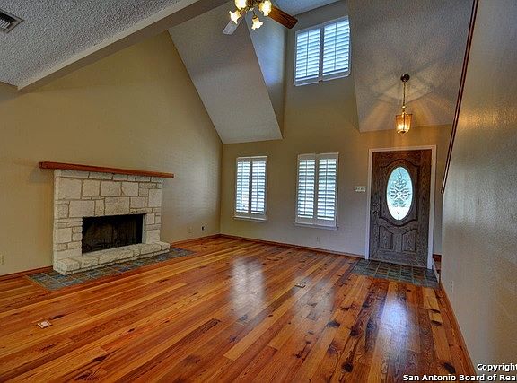 5th image of 611 Oak Valley Dr E