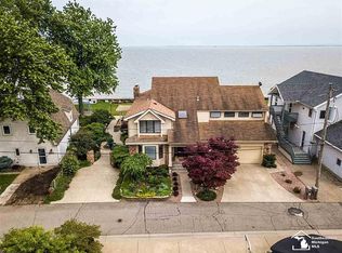 4607 Allen Cove Rd, Luna Pier, MI 48157