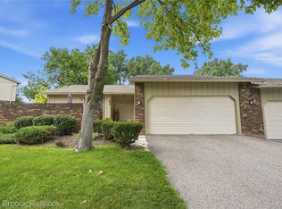 4238 Foxpointe Dr, West Bloomfield, MI 48323