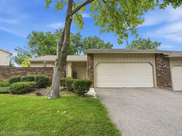4238 Foxpointe Dr, West Bloomfield, MI 48323