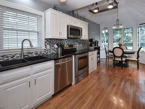 3rd image of 20563 Stratford Ave