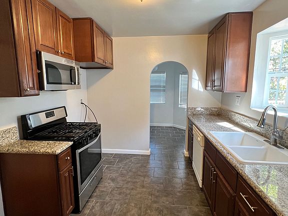5th image of 114 W Live Oak St