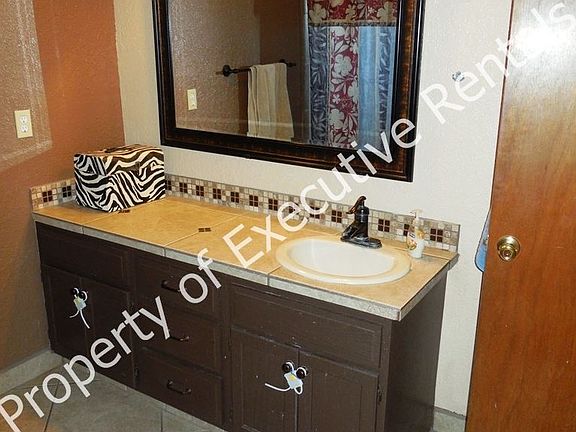 4th image of 1946 Chateau Dr