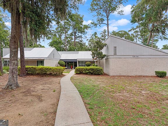 2nd image of 739 Deer Run Villas