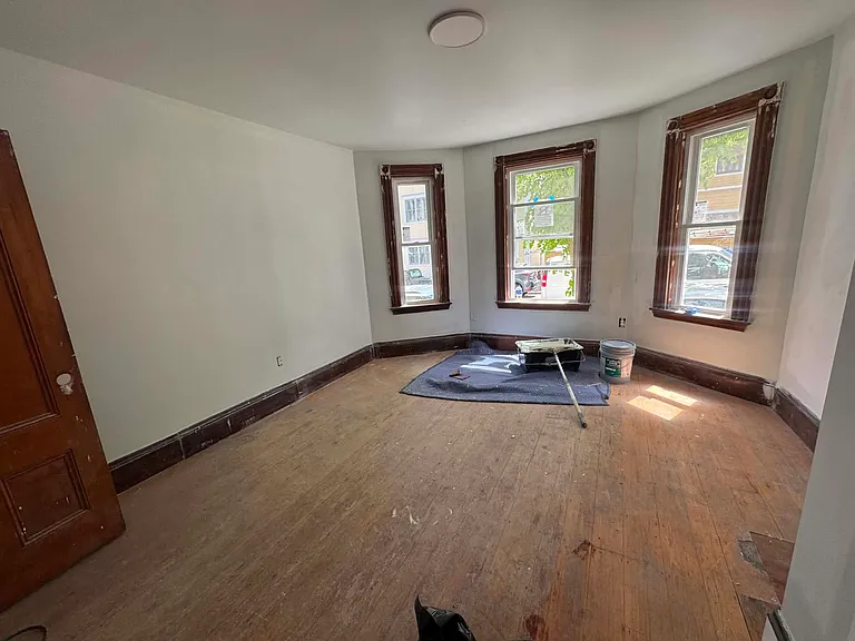450 E 6th St #1 — Photo 4