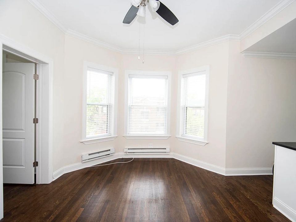 1st image of 923 W Waveland Ave APT 3