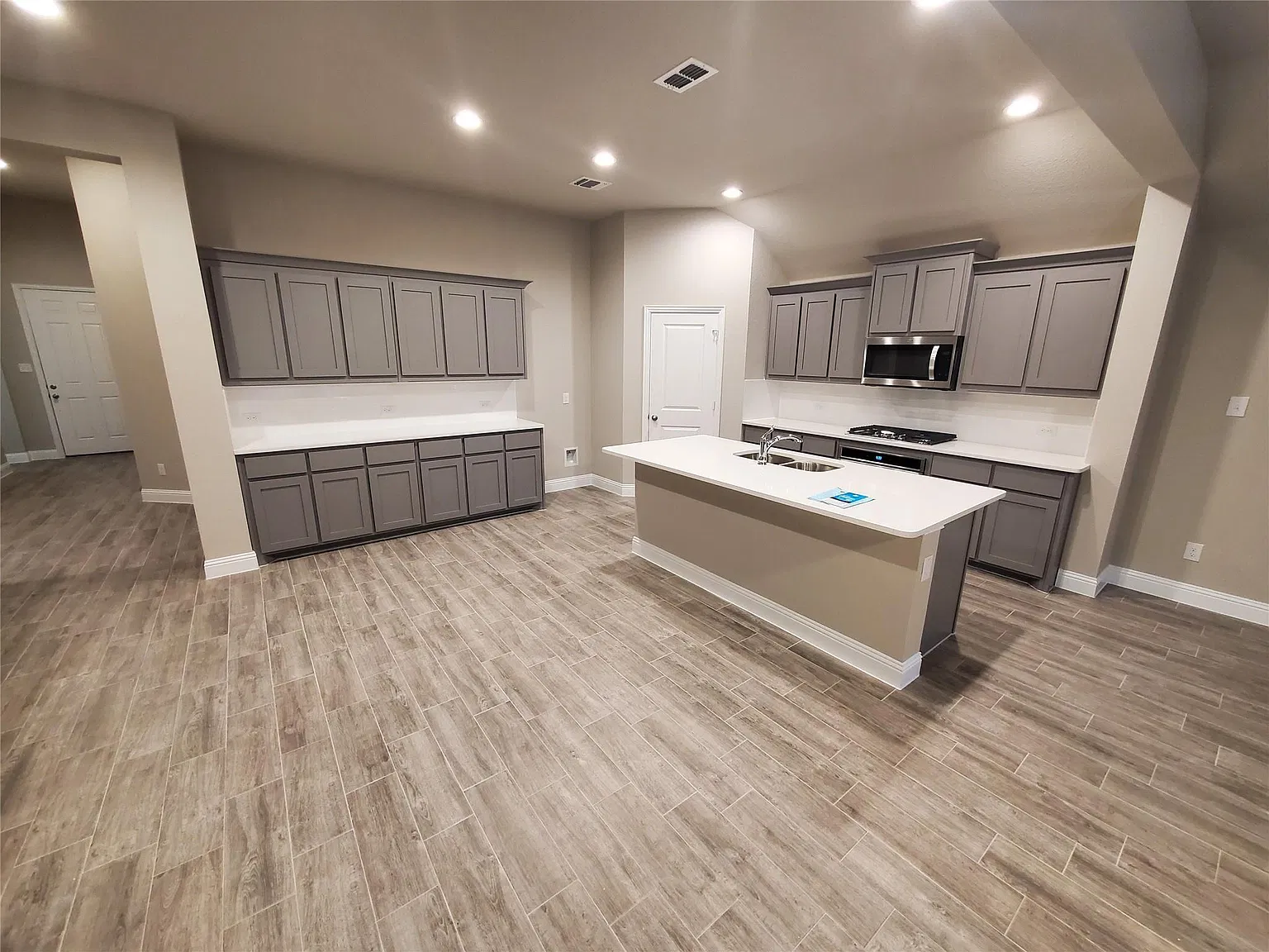 4 bed, 1982 sqft, $2,900 — Photo 4