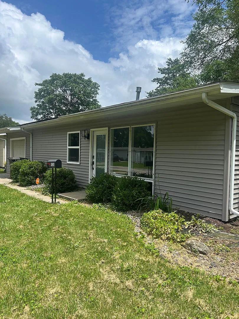 Charming 3 Bedroom Home with Garage & Fenced Yard — Photo 2