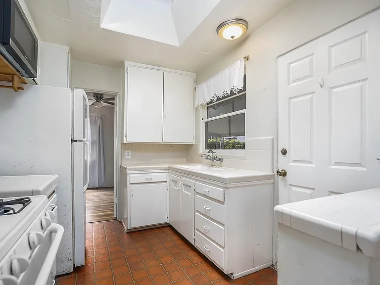 1537 Sunset Cliffs Blvd — Photo 10