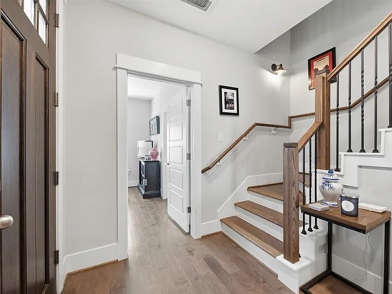 1116 W 15th 1/2 St #C — Photo 2
