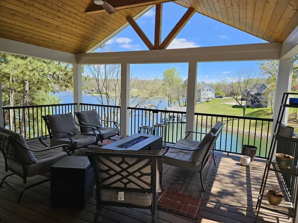 1005 Country Lake Dr, Goodview, VA 24095