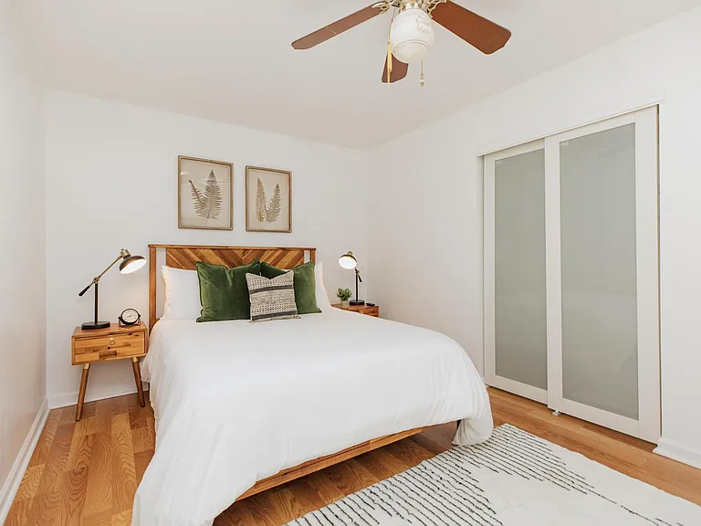 Bedroom 3 w/Queen Bed & TV