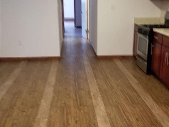 5th image of 10837 52nd Ave