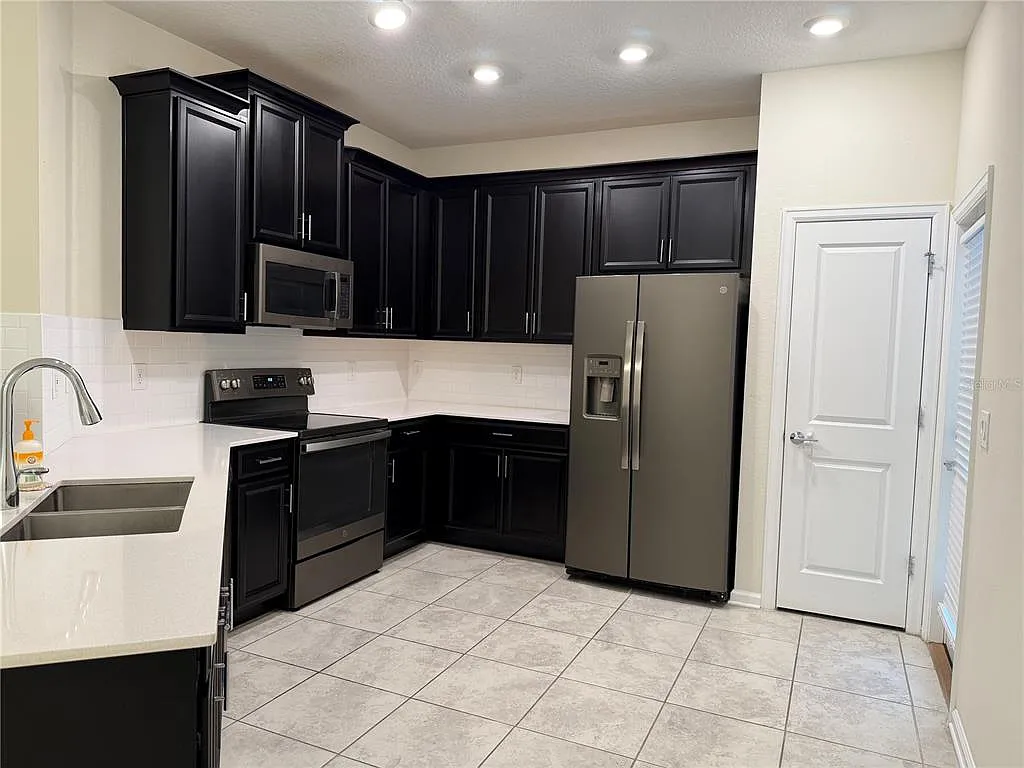5 bed, 3.0 bath, 2522 sqft, $2,495 — Photo 4