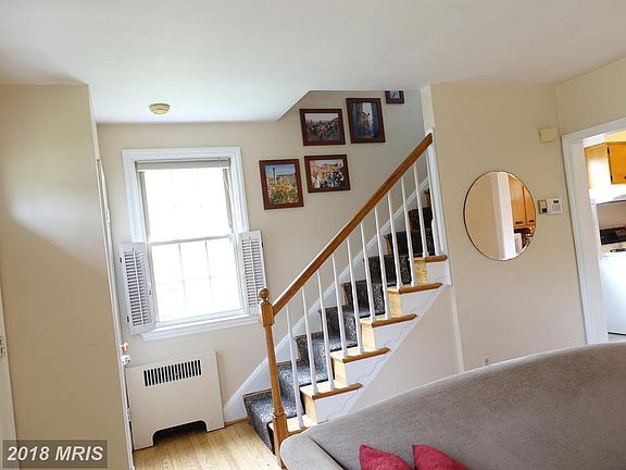 4th image of 210 Rosewood Ave