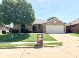 828 Adams Dr, Burleson, TX 76028