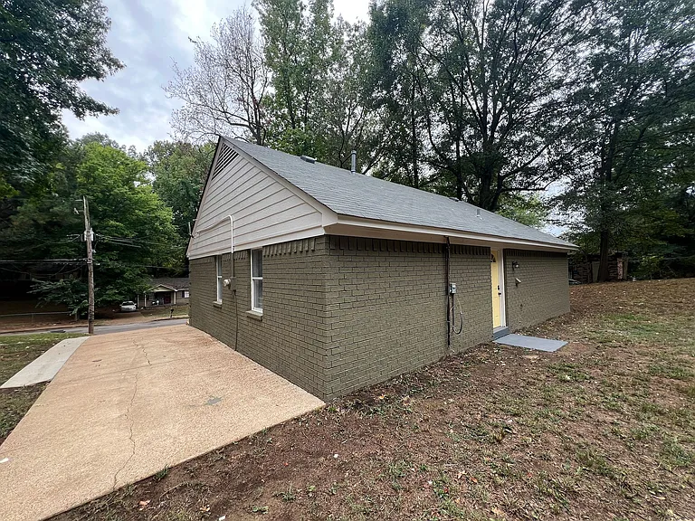 56 W Rollins Rd — Photo 9