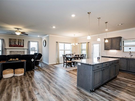 4th image of 334 W Tyler Rd