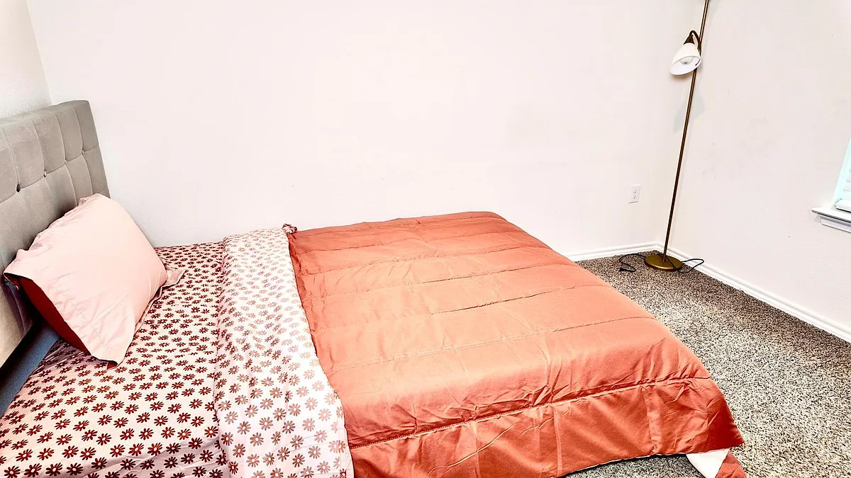 Private Bedroom with Shared Bathroom - Kristof Dr