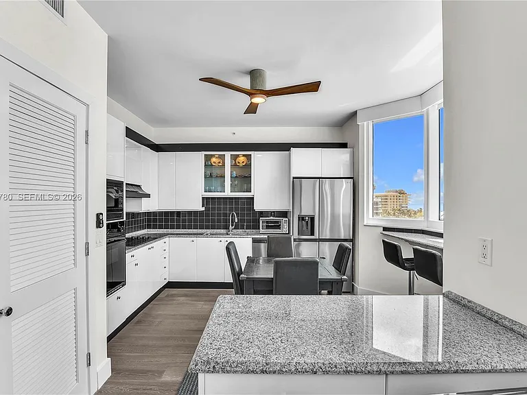 300 S Pointe Dr #809 — Photo 7