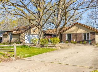 1211 W Deerbrook Dr, Peoria, IL 61615